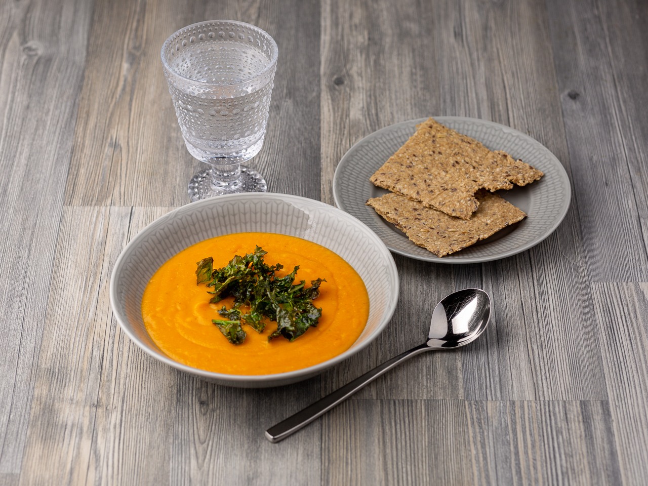 Morots- och sötpotatissoppa med grönkålschips