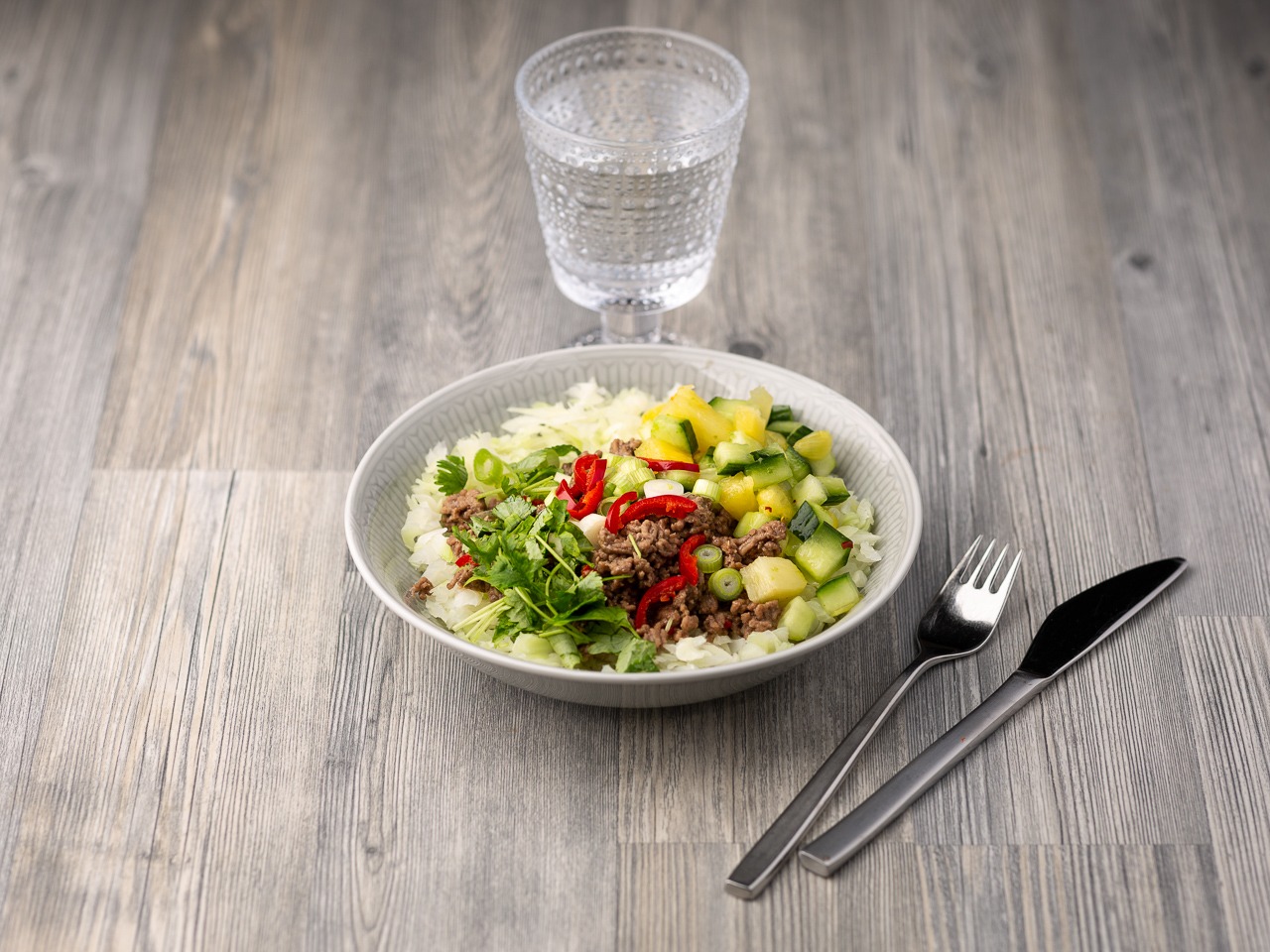 Asiatisk blandfärspanna med ananassalsa och vitkålsris