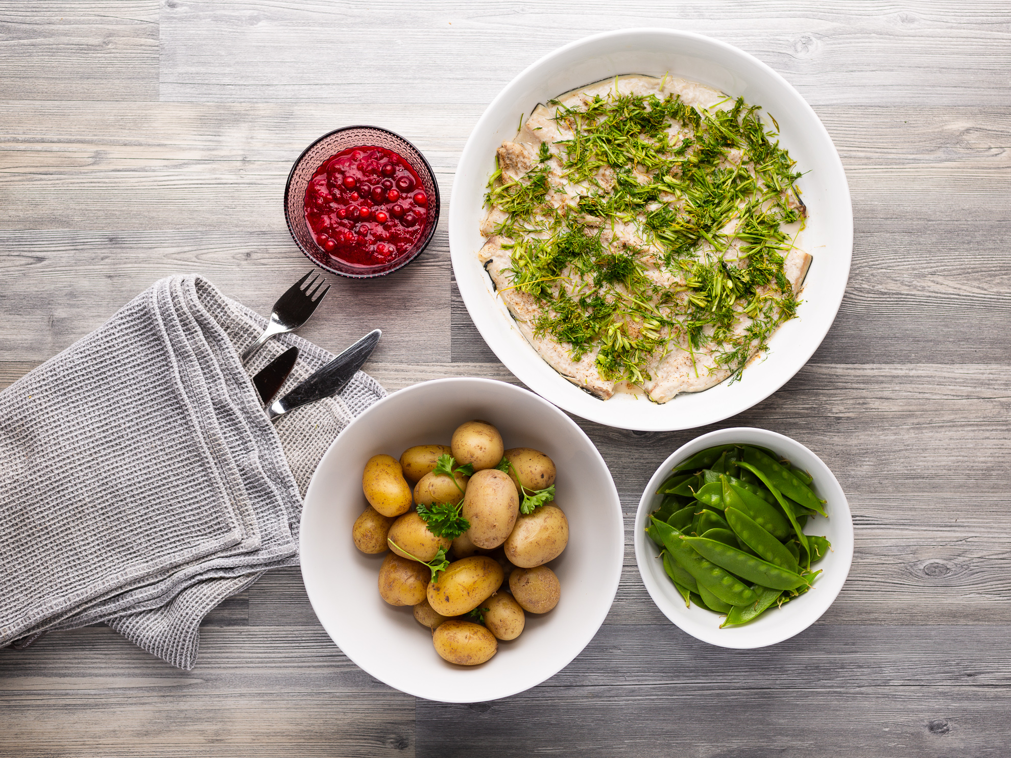 Enkel makrill med dill och rårörda lingon