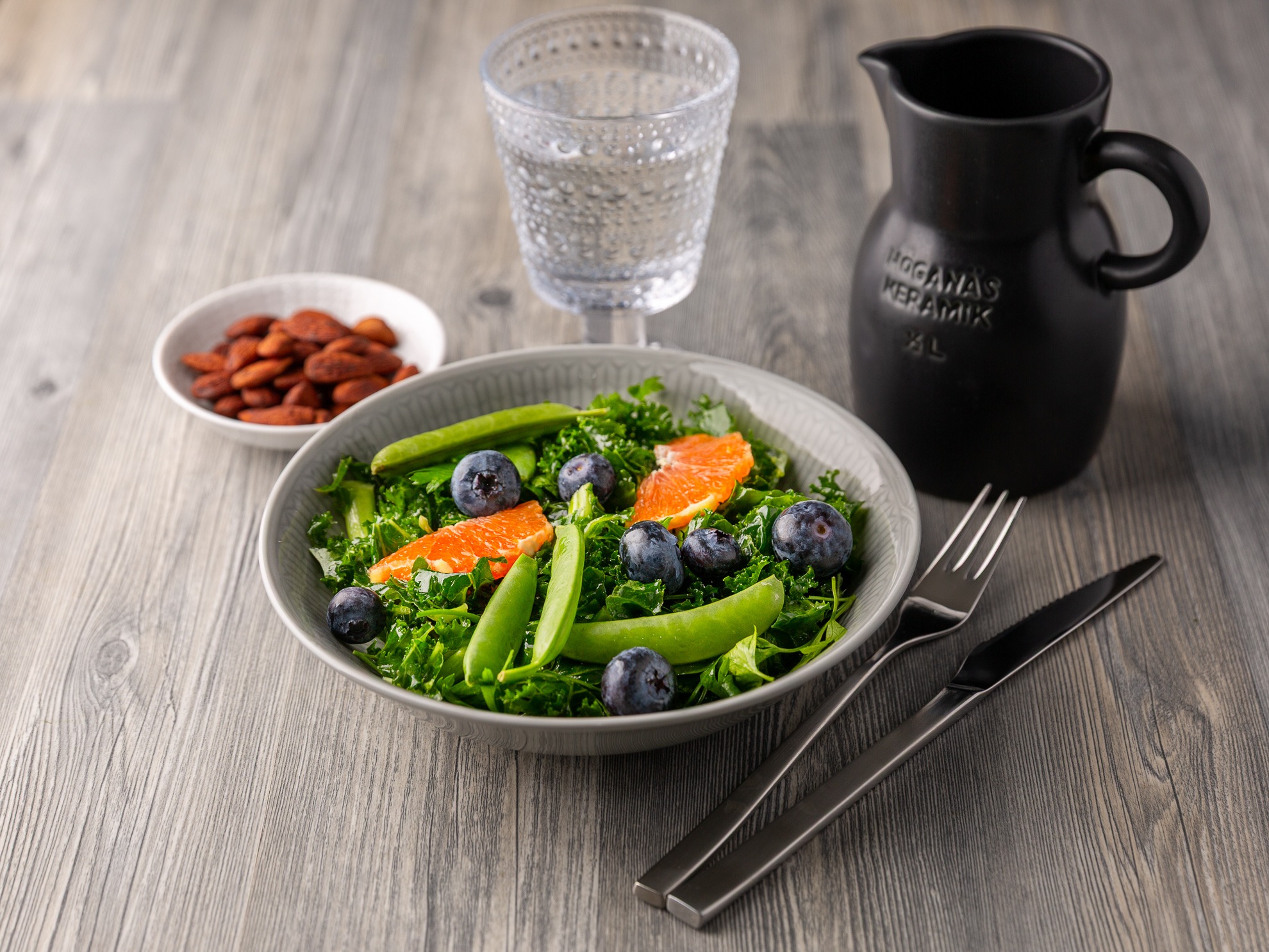 Grönkålssallad med umamirostade mandlar och tahinidressing