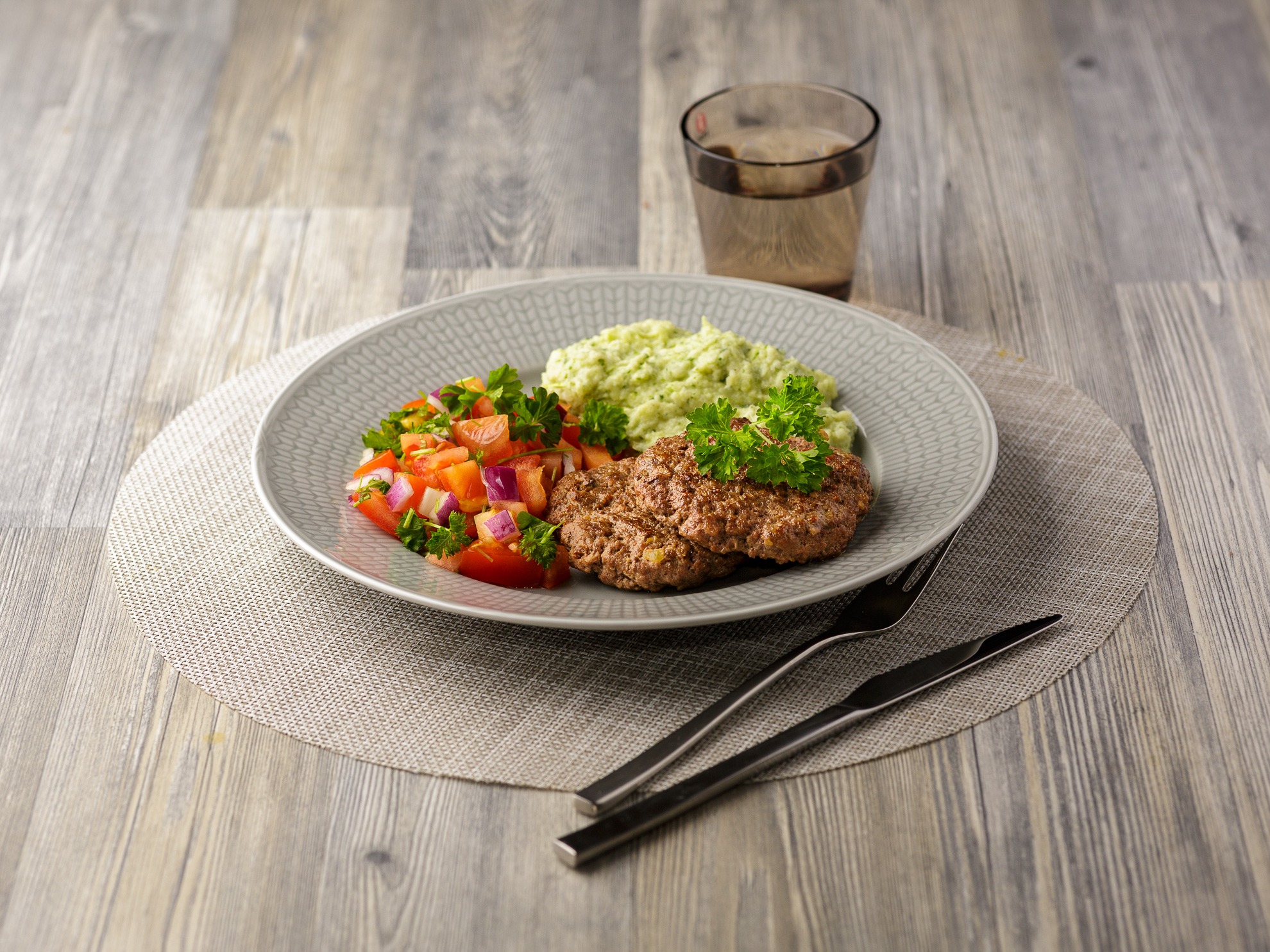 Köttfärsbiffar med blomkålsmos och tomatsallad
