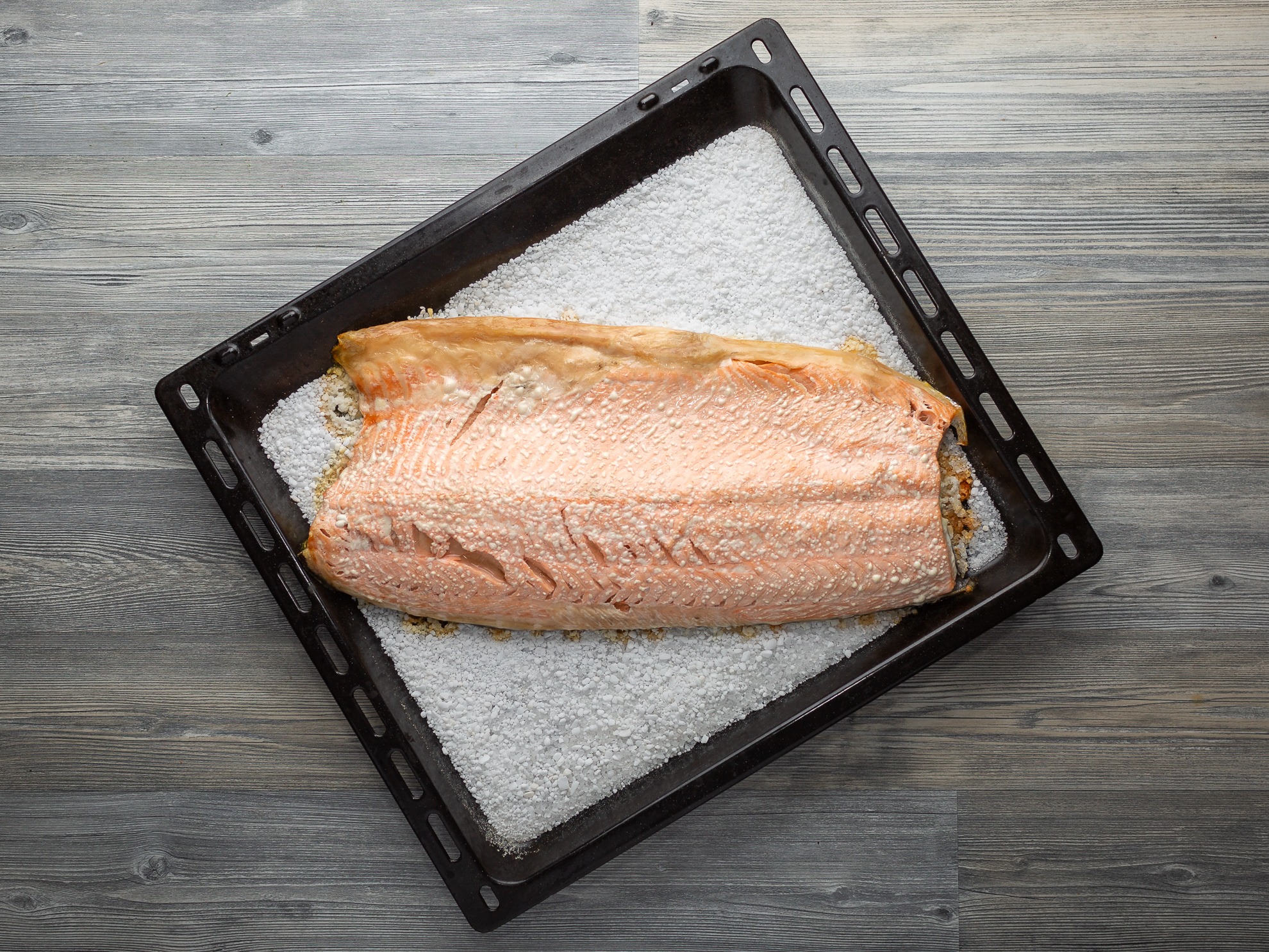 Ugnsstekt lax på saltbädd