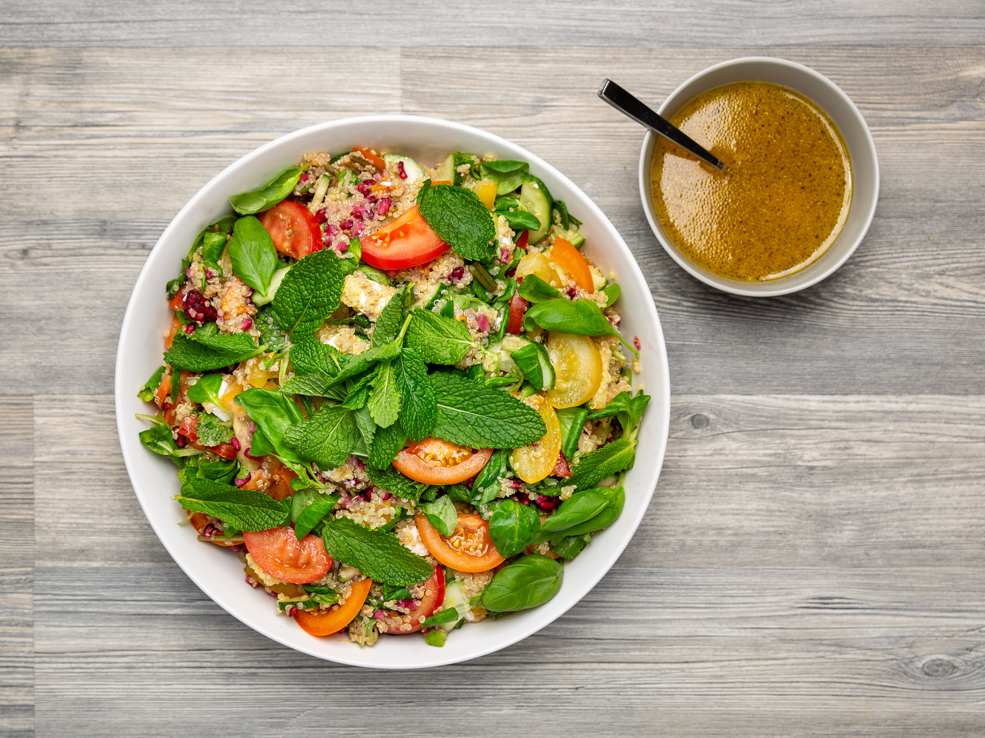 Tomatsallad med quinoa och fetaost